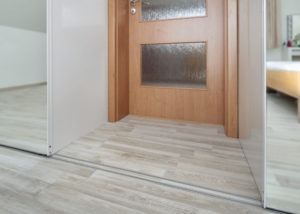 Zapuštěná Kolejnice Laminátová Podlaha, Zapuštěná Kolejnice Dlažba, zapuštěná vodící lišta posuvné dveře, pojezd, posuvné kování, pojezd posuvných dveří, kování pro posuvné dveře, kolejnice