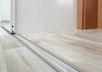Zapuštěná Kolejnice Laminátová Podlaha, Zapuštěná Kolejnice Dlažba, zapuštěná vodící lišta posuvné dveře, pojezd, posuvné kování, pojezd posuvných dveří, kování pro posuvné dveře, kolejnice
