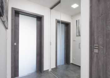 Wf113 001 - Klasická šatna, šatní systémy, policový systém do šatny, luxusní šatní skříně, úložné systémy do šatny