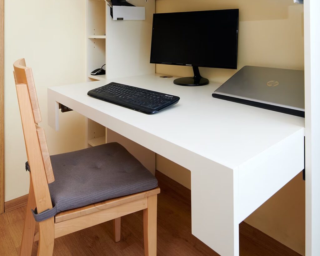 Pracovní Stůl Je Výsuvný, Což Umožňuje Zdvojnásobit Pracovní Plochu.