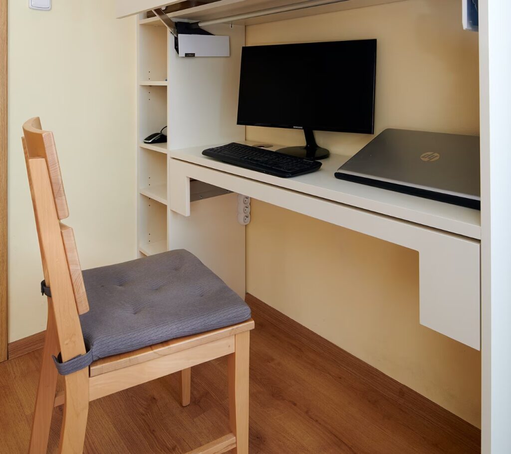 Pracovní Stůl Je Výsuvný, Což Umožňuje Zdvojnásobit Pracovní Plochu. Hloubka 70 Cm A šířka 120 Cm Je Pro Práci I Studium Jistě Dostačující.