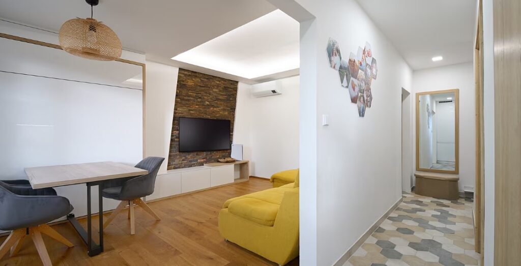 Široký Průchod Z Obývacího Pokoje Do Chodby A Kuchyně Celý Prostor Opticky Zvětšuje.