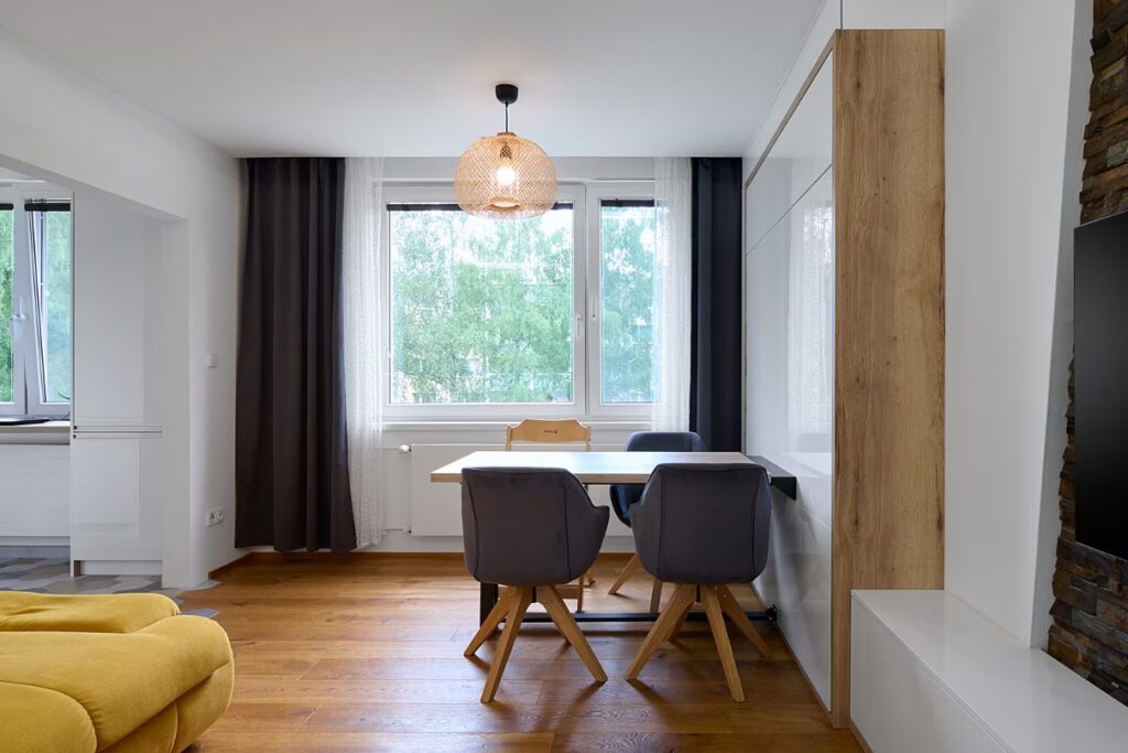 Ve Dne Obývací Pokoj A Jídelna, V Noci Ložnice Rodičů