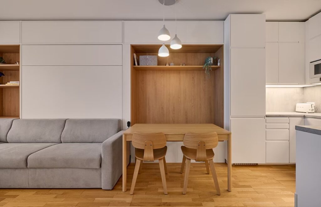 Integrovaná lavice s úložným prostorem umožňuje umístit před ni stůl a dvě židle. díky této kombinaci se tak pohodlně navečeří i návštěva přátel nebo dalších členů rodiny.