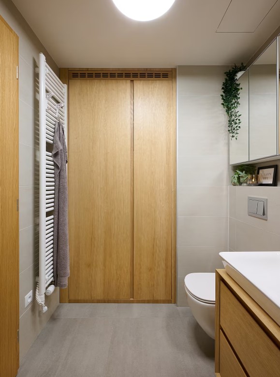 Koupelnový nábytek v lakované přírodní dýze