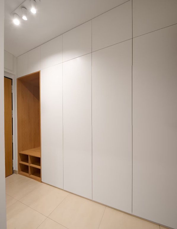 Prostor předsíně vyplňují šatní skříně s maximem úložného prostoru. dveře skříní záměrně nemají úchytky, aby na sebe neupoutávaly pozornost. otevírají se stlačením dveří, tzv. tip on systém