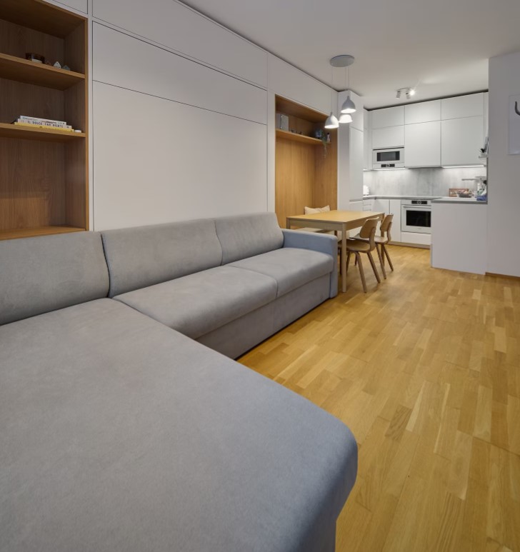 Sestava nábytku obývací části pokoje plynule navazuje na jídelní část a pokračuje do nadstandardní kuchyně.