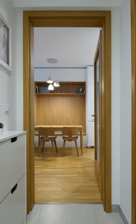 Vysoké dveře a zárubně na míru prostor opticky zvětšují, napomáhá tomu i bílá výmalba.